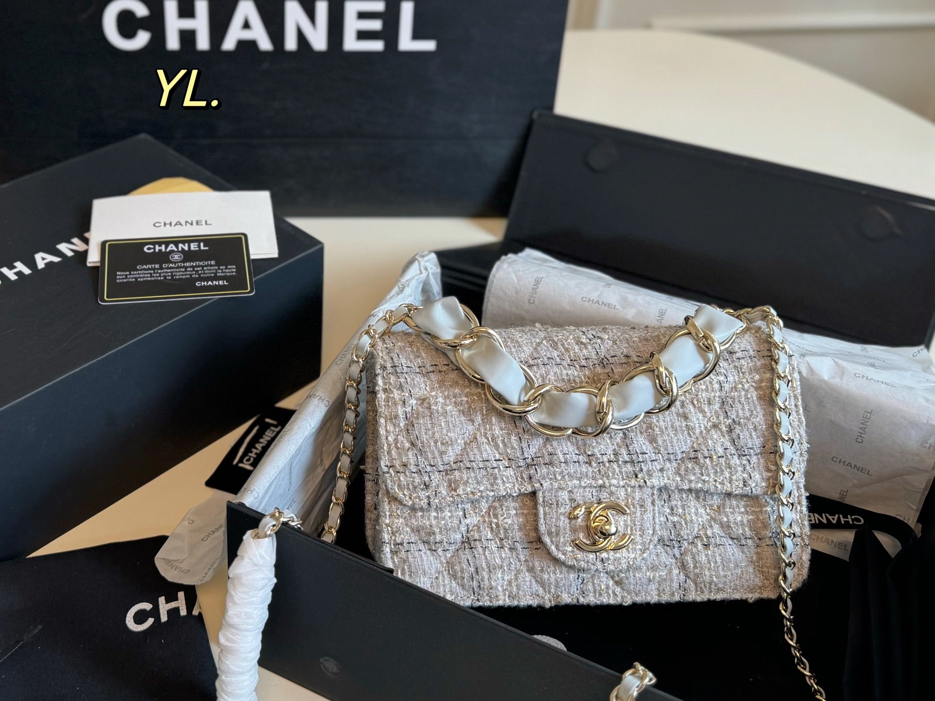 CHANEL 25B Thick chain handbag with chain strap