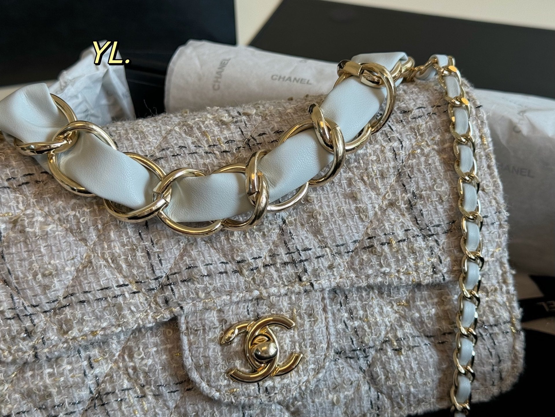 CHANEL 25B Thick chain handbag with chain strap