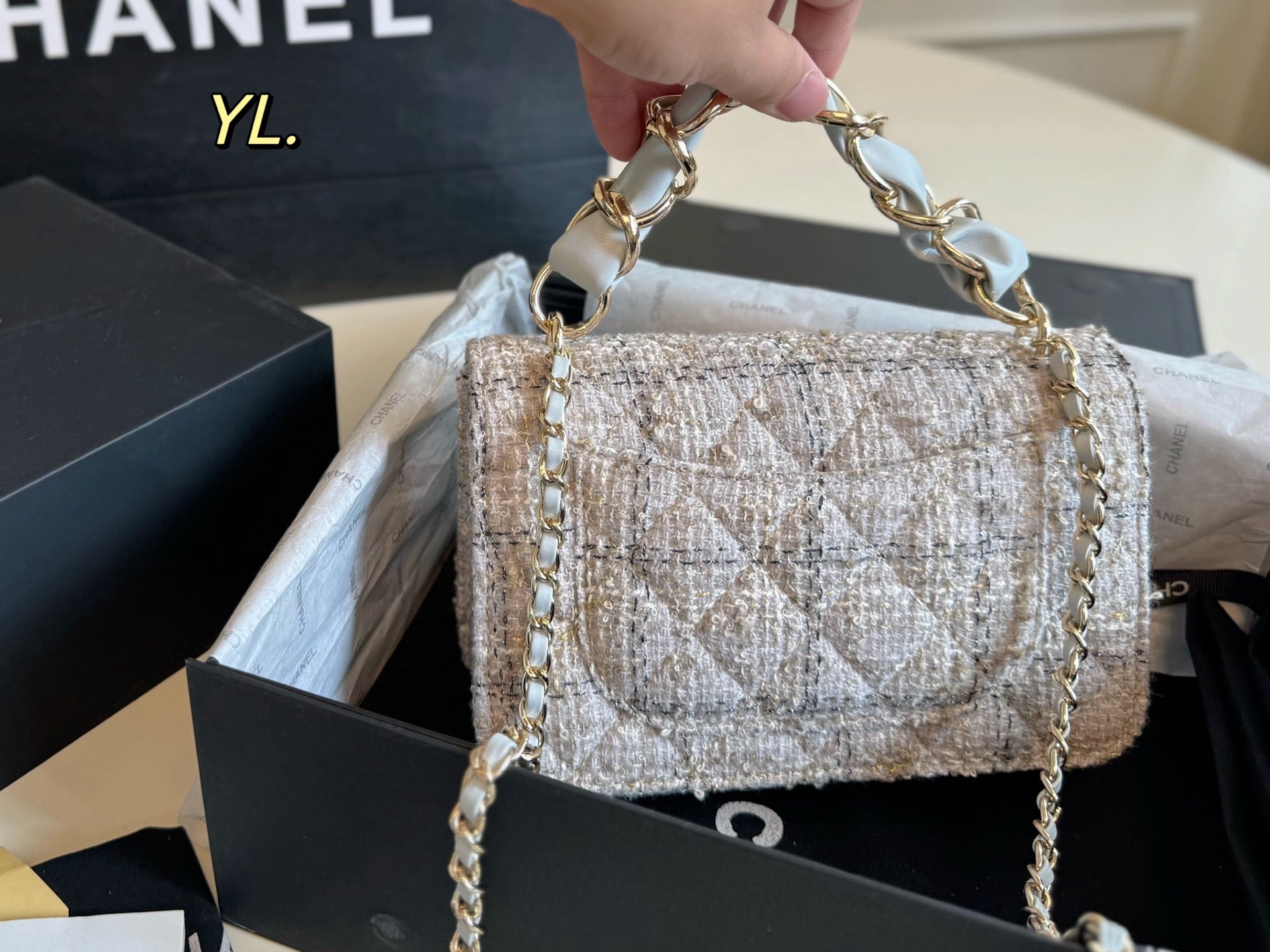 CHANEL 25B Thick chain handbag with chain strap