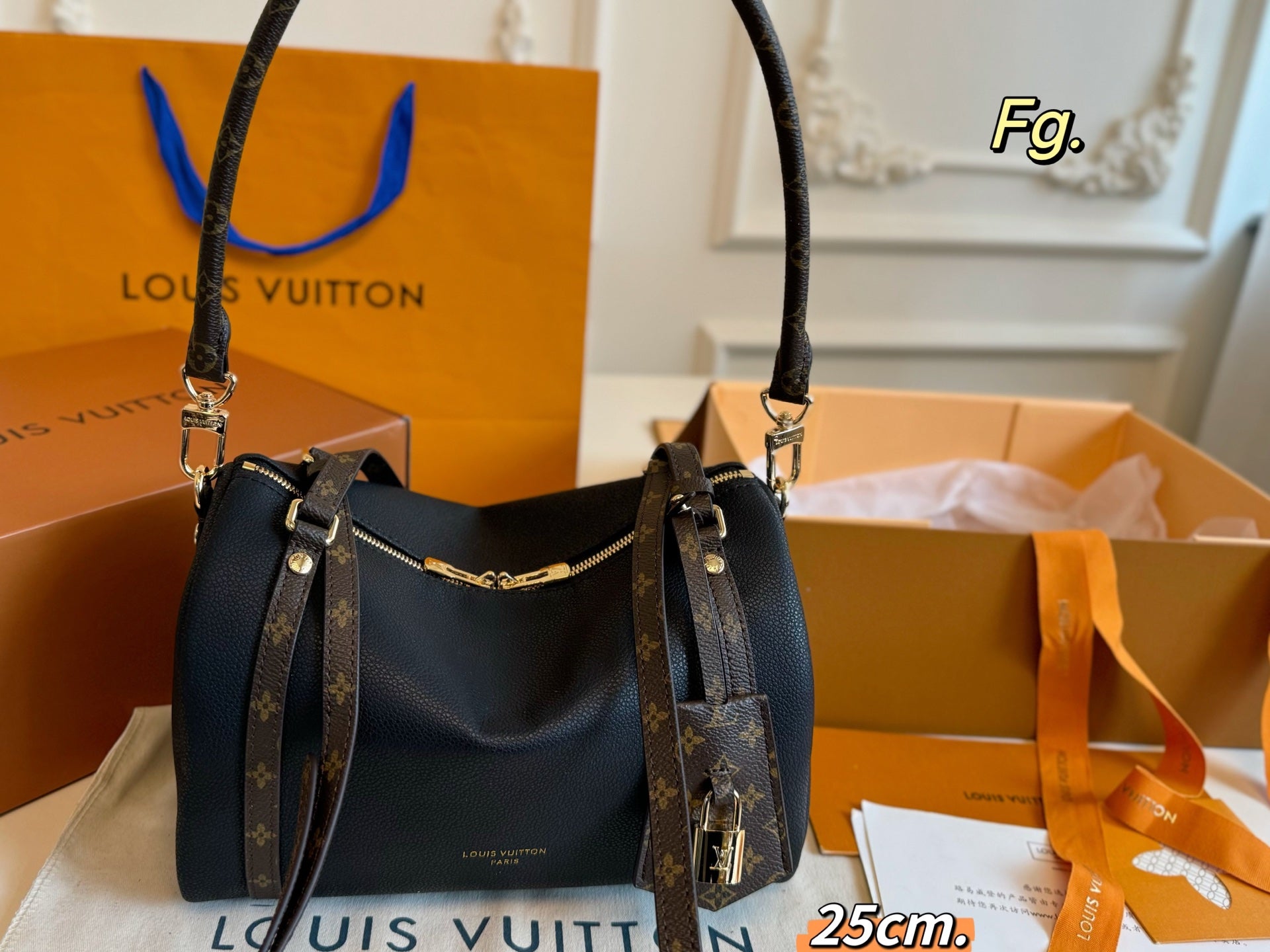 LV 25fw express pillow bag