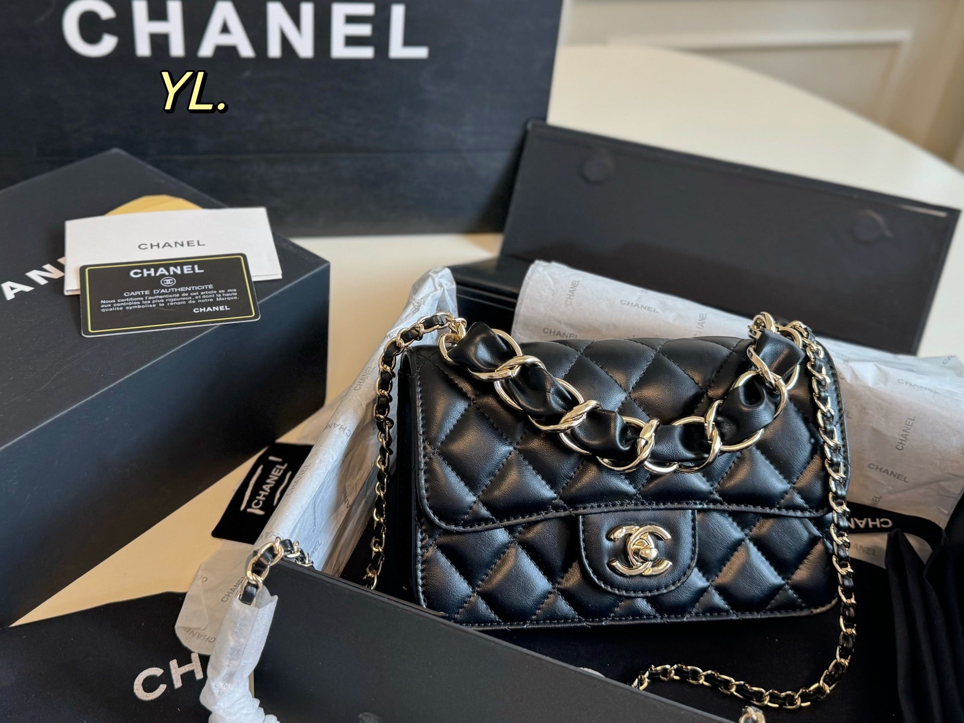 CHANEL 25B Thick chain handbag with chain strap