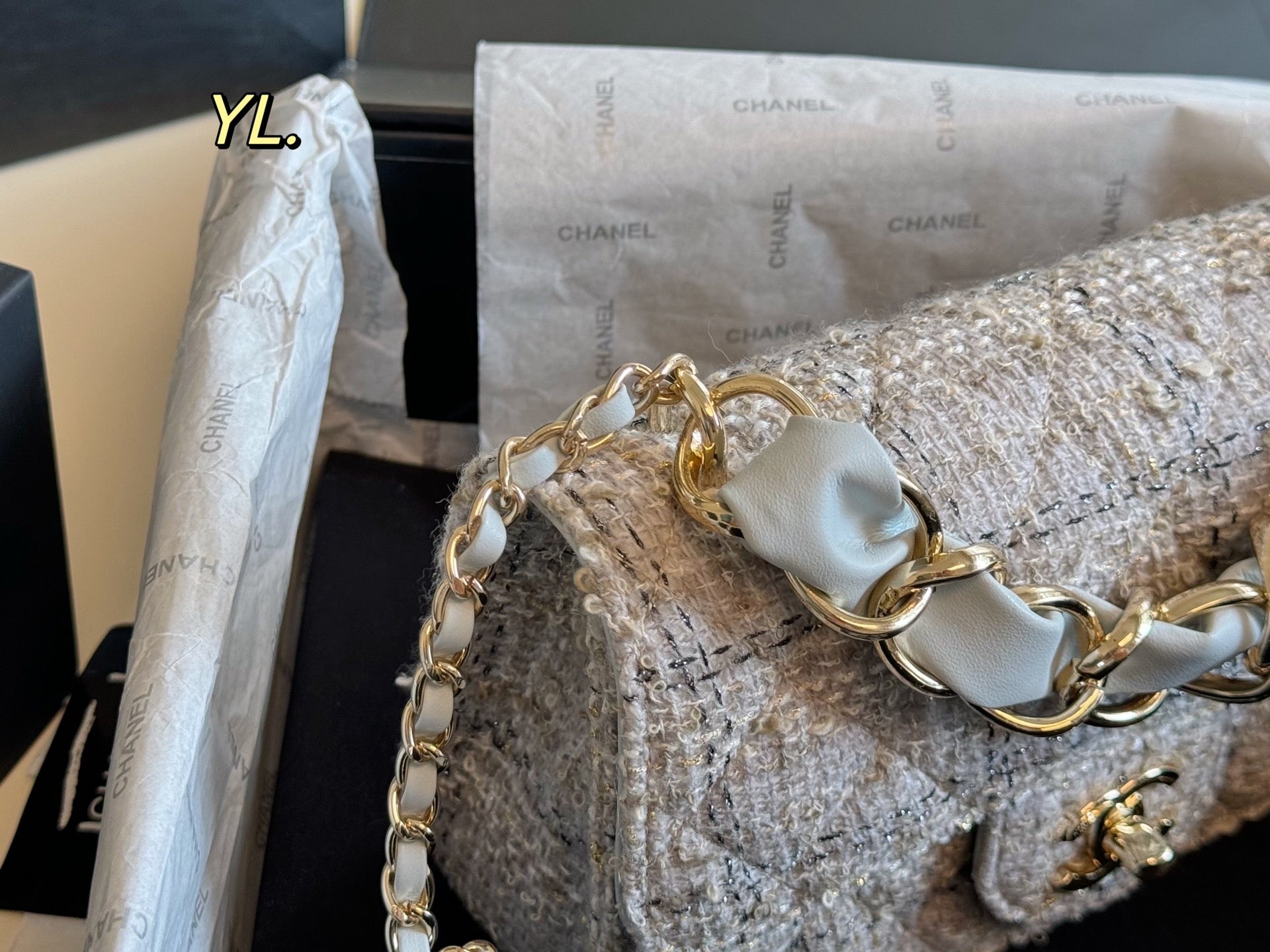 CHANEL 25B Thick chain handbag with chain strap