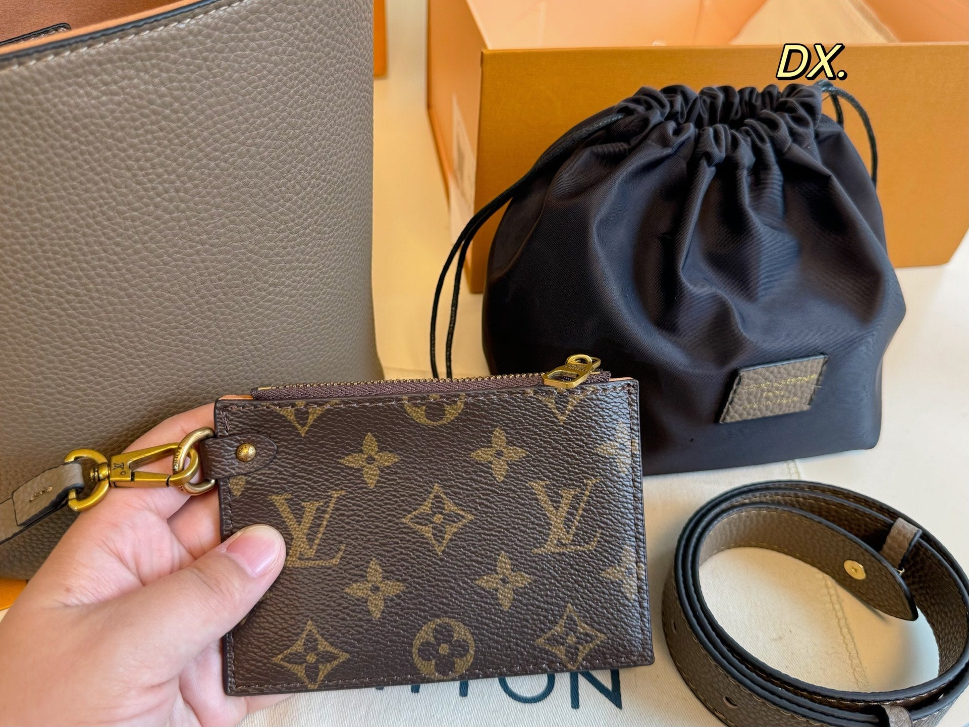 LV 25Allin bb bucket bag