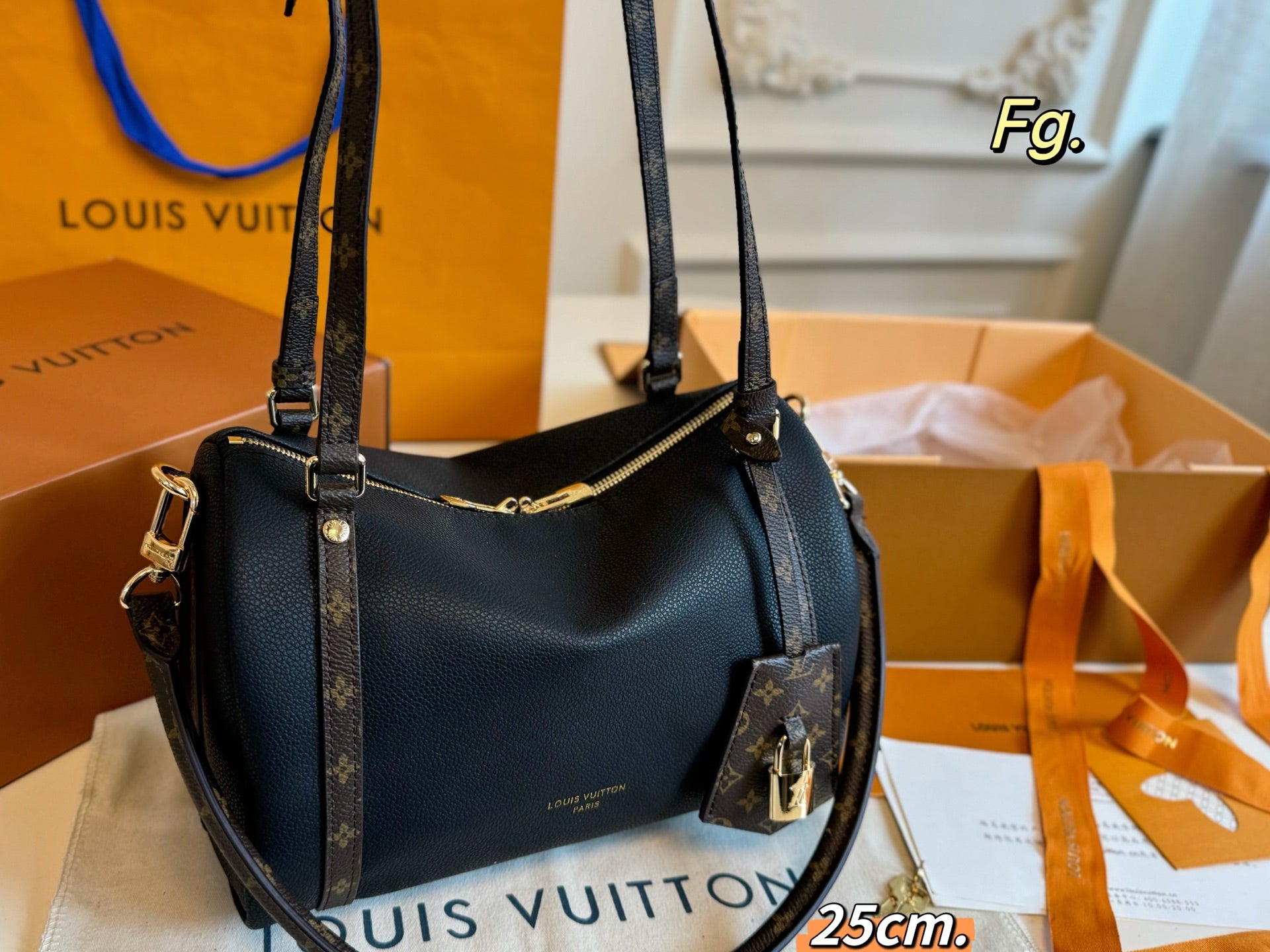 LV 25fw express pillow bag