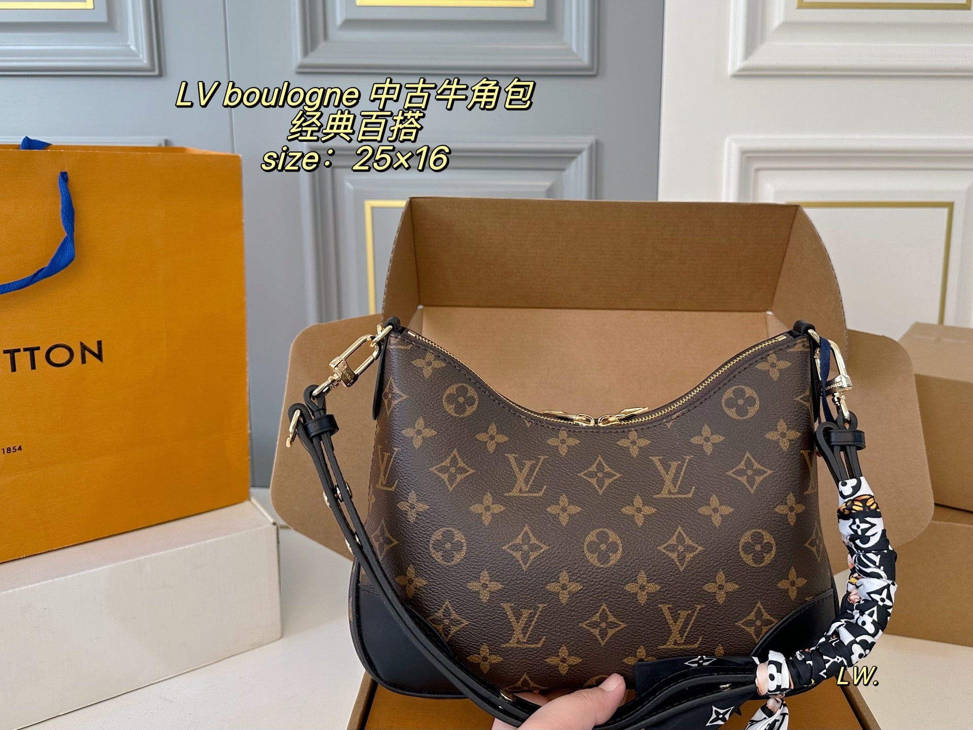 LV Boulogne Medieval Croissant💕